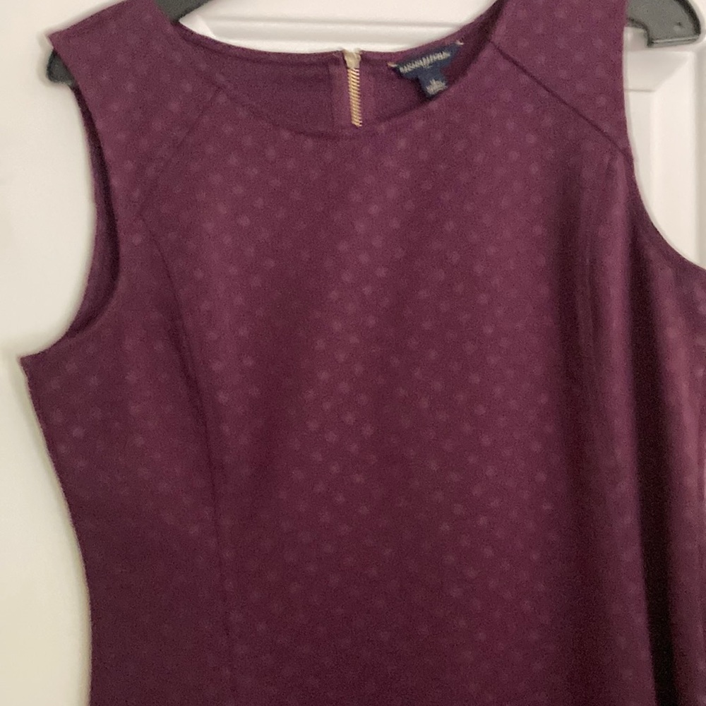 Sleeveless fitted tank top.